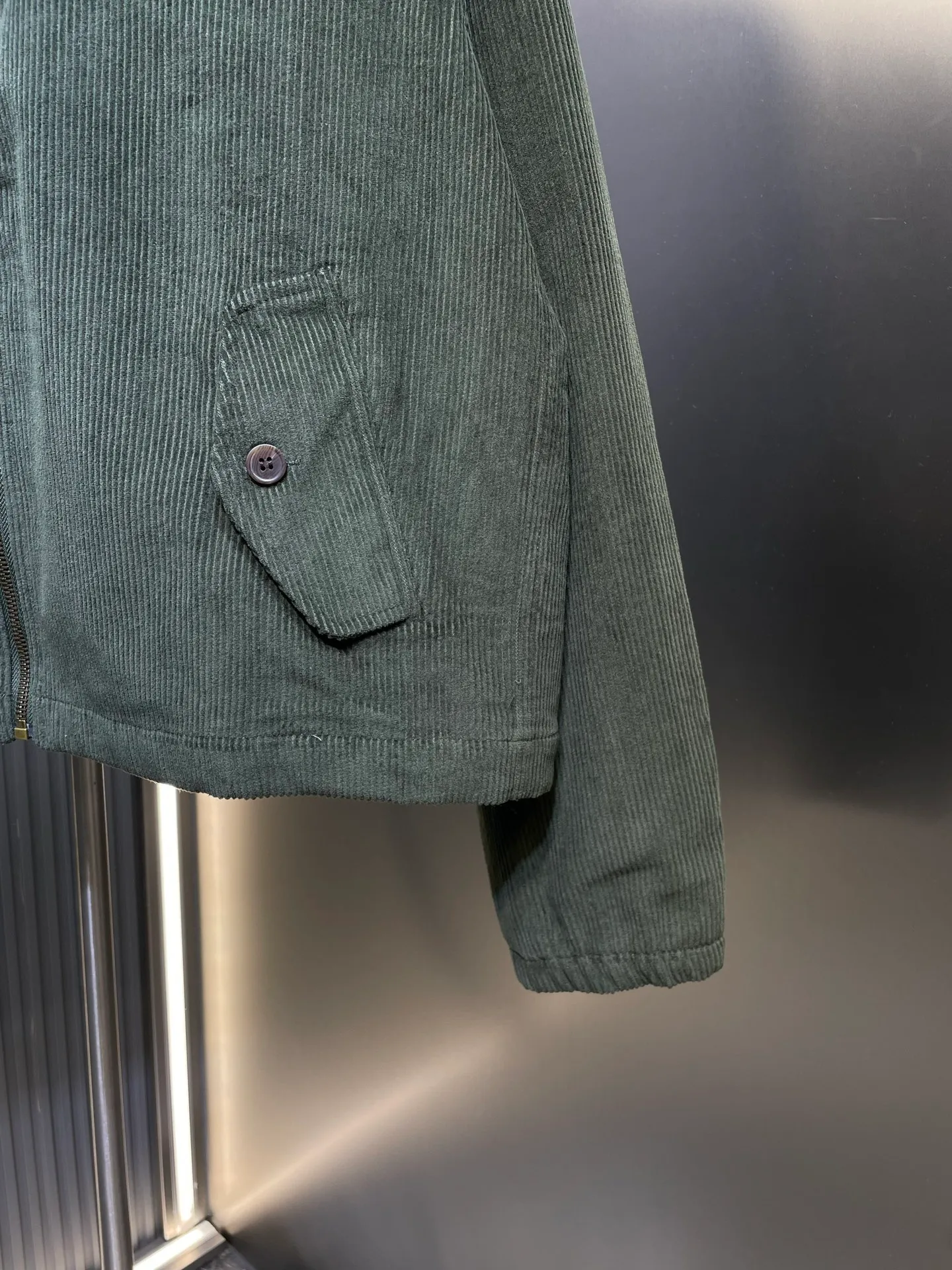 P490 Ralph La*ren 25Fw new autumn and winter retro corduroy jacket | Exclusive high-end version! Made of thick and skin-friendly corduroy fabric, it is warm and stylish in autumn and winter. The neat short version is friendly to all body shapes. It is made of retro brown and olive green fabrics with a texture that has accumulated over time. The stand-up collar design, metal zipper and iconic pony logo embroidery, and the tough tone of American retro workwear, allow this jacket to wander freely on the border between retro and classic. Every detail tells the fashion heritage of American retro.  Spot sale SML